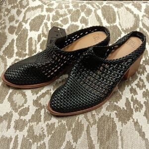 Black Time and Tru Women's Woven block Heeled Mule